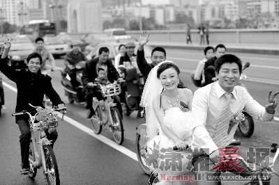 公共自行车迎娶新娘，是株洲地区的第一回。