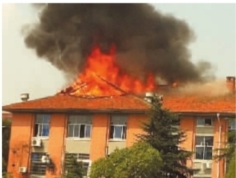 网友拍摄的中南大学实验楼楼顶燃起熊熊大火。微博网友供图