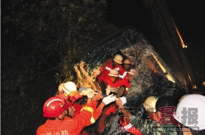  昨晚，湘西永顺县青坪镇车祸现场，消防战士从侧翻的车内抬出伤员。图/通讯员肖遥