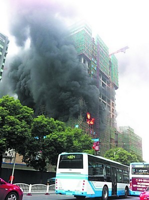 昨日下午3时左右，解放西路与湘江中路交会处一在建楼盘的工地突然起火，网友@955孔帅 摄