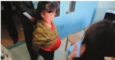 10月20日，湖南省妇幼保健院，专家给胡香娥做产前检查。 记者 龚磊 摄