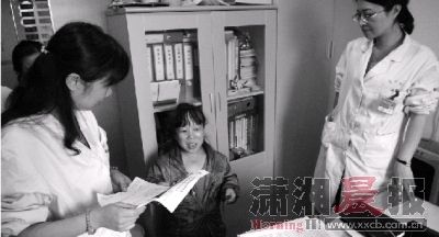  10月20日，湖南省妇幼保健院。怀孕约6个月的胡香娥做产前检查。当医生告知她腹中宝宝疑似发育不良时，她顿时紧张，忍不住红了眼眶。 图/记者陈勇