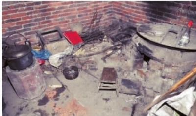  犯罪嫌疑人陈卫年（化名）家中，家中的柴房便是焚尸的现场。 记者 童迪 摄