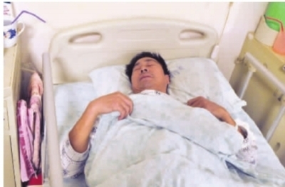 10月27日晚，湘雅三医院，侯庆国因脊椎粉碎性骨折取保候审，正在住院治疗。 记者 童迪 摄