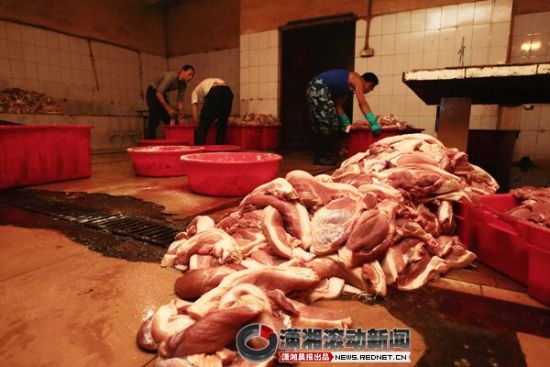 11月2日下午，芙蓉区东岸乡杉木村新一组，黑作坊内猪肉被随意摆放在地上，卫生状况令人担忧。图/潇湘晨报滚动新闻记者刘有志