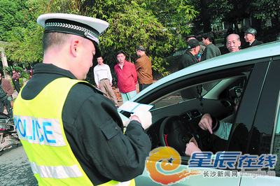 开福区、岳麓区交警大队加大了对营盘路湘江隧道东、西口的管理力度，查处交通违法车辆。