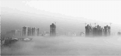 11月12日，株洲市惊现平流雾奇观，整个城市的高楼大厦在变幻无穷的雾中若隐若现，仿若置身于楼台仙阁。平流雾于早上6点多钟出现，直到8点20分才慢慢退去。 通讯员 朱少培 摄