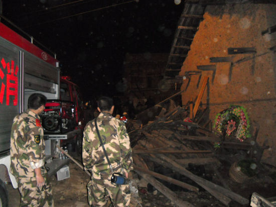 湖南省新邵县2011年11月14日晚发生一起房屋垮塌致人伤亡事件。