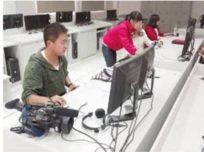 11月16日，长沙理工大学多媒体实验室，大三学生武文超正在和同学一起剪辑他们拍摄的校园防盗短片。记者 王�鹰 摄
