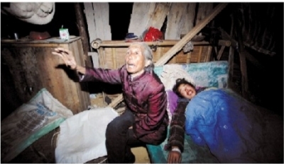  71岁老太吕萍儿在这场飞来横祸中，失去孙女、曾孙女和侄女，儿子重伤正在医院治疗。记者 范远志 摄