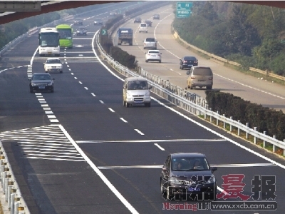 昨天12时，长益高速公路南半幅路面正式通车,大修后的长益高速恢复双向通行。图/记者刘有志