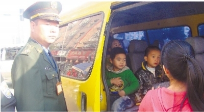 联合执法人员正在检查涉嫌违法违规接送幼儿的湘A47876号校车。