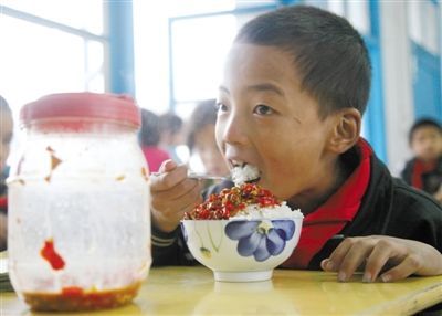四年级的吴彬每周带一罐辣椒酱，到周末正好吃完。