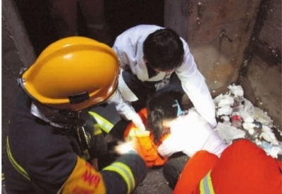 株洲芦淞服饰城，一名7岁女孩在玩耍时不慎坠入12米深的人防工程通风井