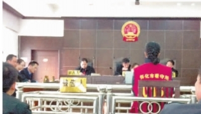 12月8日上午 ，怀化市中级人民法院，犯罪嫌疑人唐敏正在接受审判。记者 童迪 摄