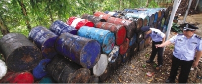 2011年9月2日，广西柳州警方在牛车坪一隐秘地方查获一个无证经营、专门提炼地沟油的工厂，现场缴获已提炼好的成品地沟油20余桶，每桶净重180公斤，约4吨。3名嫌疑人被警方抓获。图/CFP
