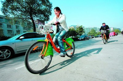 (市民在浏阳街头试骑公共自行车，感觉很好。通讯员 彭红霞 摄)