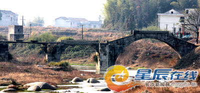 毛公桥均用麻石建成，圆拱加平梁桥混为一体。虽历经百年风雨，仍在服务村民。均为贺文兵 摄
