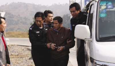 在东莞被抓获的嫌犯黄天顺被带回接受询问。图/记者谭旭燕