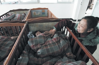 福利院的孤残儿童比较多，许月华总是说他们“太可怜了”，对于新来的宝宝，她会格外多花点精力照顾。(资料图片)