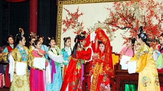 朝鲜“国宝级”演出团体，世界首部歌剧版《红楼梦》将亮相长沙。5月21、22日，朝鲜版的“林妹妹和宝哥哥”还在湖南大剧院，为湖南观众带来精彩演绎。