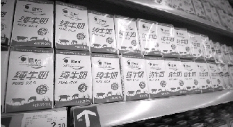 12月25日，韶山南路某商场销售的蒙牛250ML/盒包装的纯牛奶。图/记者辜鹏博