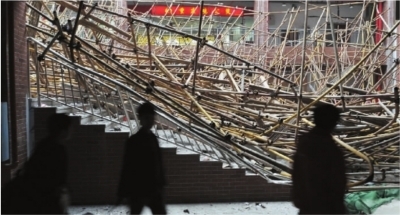  12月26日，中南林科大涉外学院商业楼内街， 学生从垮塌的脚手架旁经过。 记者 童迪 摄