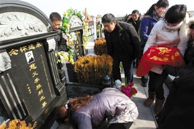 12月23日，被害人李胜利的家人在墓前祭奠。历经7年，最后一名嫌疑人落网，李胜利的遗体得以入土为安。