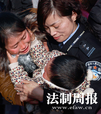 湖南岳阳公安机关成功解救被拐儿童，母亲抱着归家的孩子喜极而泣。通讯员 龚琳 图