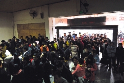昨日，株洲火车站购票大厅，购票旅客已排到大门外。图/记者周健