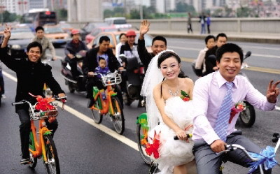 　2011年10月3日，株洲有市民用公共自行车迎娶新娘。图/记者王伟