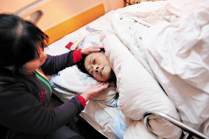 被交警吴经华救起的老人已被送往医院，护工刘阿姨正对她悉心照料。 陈晨 小刘军 摄影报道