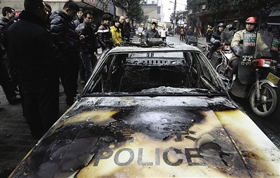 昨日，龙泉路一警车发生自燃 见习记者熊威 摄