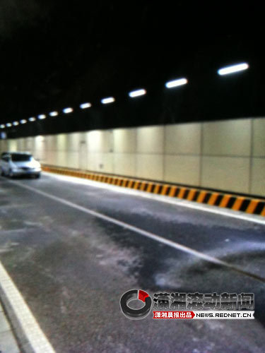 长沙营盘路过江隧道由东往西1400米处，两摊水迹十分明显。 手机图/潇湘晨报滚动新闻记者 华剑