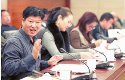 1月10日，文化艺术界委员审议省政协常委会工作报告和提案工作报告，就文化强省展开热烈讨论。 记者 刘尚文 摄