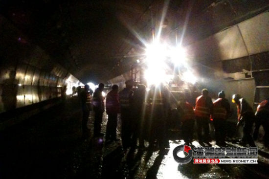 1月14日，浏阳蕉溪岭隧道发生烟花起火，工作人员清理现场烟花残渣。