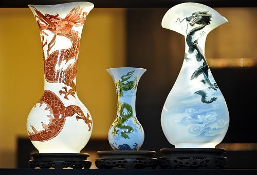 这是展出的三款瓷器精品(1月17日摄)。新华社记者 白禹 摄 