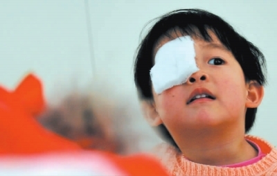  1月29日，长沙湘雅医院住院部内，春节期间因燃放鞭炮导致受伤的患者小钟钟。 记者 伍霞 摄