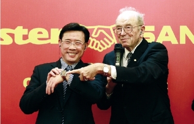  1月31日，湖南长沙，新闻发布会现场，三一重工董事长梁稳根和普茨迈斯特创始人Schlecht展示了作为“定情信物”的劳力士手表。