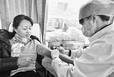 　　图为春节期间，山东邹平市民积极到采血站献血，以应对节日期间用血高峰。据悉，该县春节期间医疗单位用血量比平常增加1/3以上，此次献血量超过100万毫升。人民图片