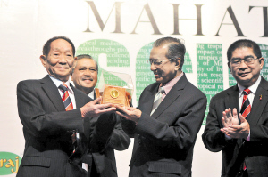 　　1月31日，在马来西亚吉隆坡，马来西亚前总理马哈蒂尔（右二）为袁隆平（左一）颁发2011年“马哈蒂尔科学奖”。 新华社发（张纹综摄）