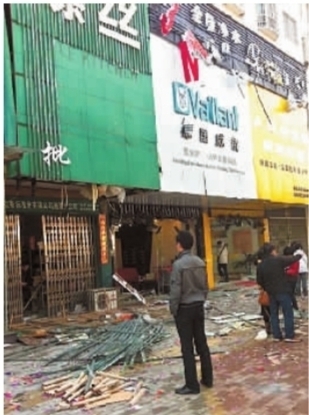 1月31日上午，湘潭市河东大道“金罡暖通”店开张，燃放的烟花意外爆炸，4家门面受损。记者 刘晓波 摄