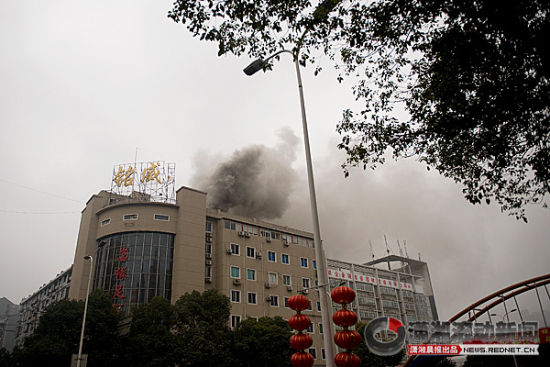 2月4日上午10时20分左右，长沙市东二环杨家山立交桥附近铭威大厦发生火灾，图为大厦起火后冒出的浓烟。