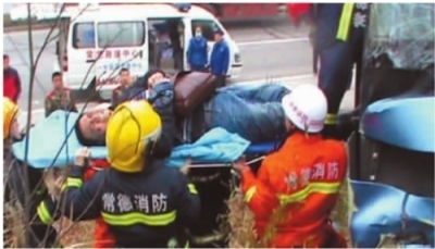  车内十余名被困乘客被成功救出。 通讯员 喻操 摄