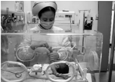  2月5日，省儿童医院新生儿三科收治了13例刚出生不久的多胞胎患儿。 记者 龚磊 摄