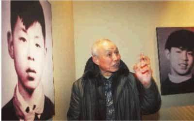 2月14日，80岁的原雷锋纪念馆馆长雷孟宣向前来参观的市民讲解雷锋事迹。记者 范远志 摄