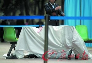 医院保安用白布遮掩尸体。 记者苏俊杰、 黄澄锋 摄 