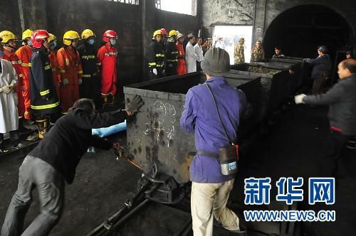 资料图片：2011年10月30日上午7点54分，第一批运送遇难矿工遗体的矿车到达地面。 新华社记者 周勉 摄