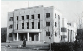 1958年春节前夕改建修缮一新的市青少年宫剧场。(资料图片)