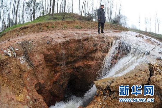 益阳市岳家桥镇被截流的河水涌入塌陷形成的深坑（2月26日摄）。 新华社记者 龙弘涛 摄